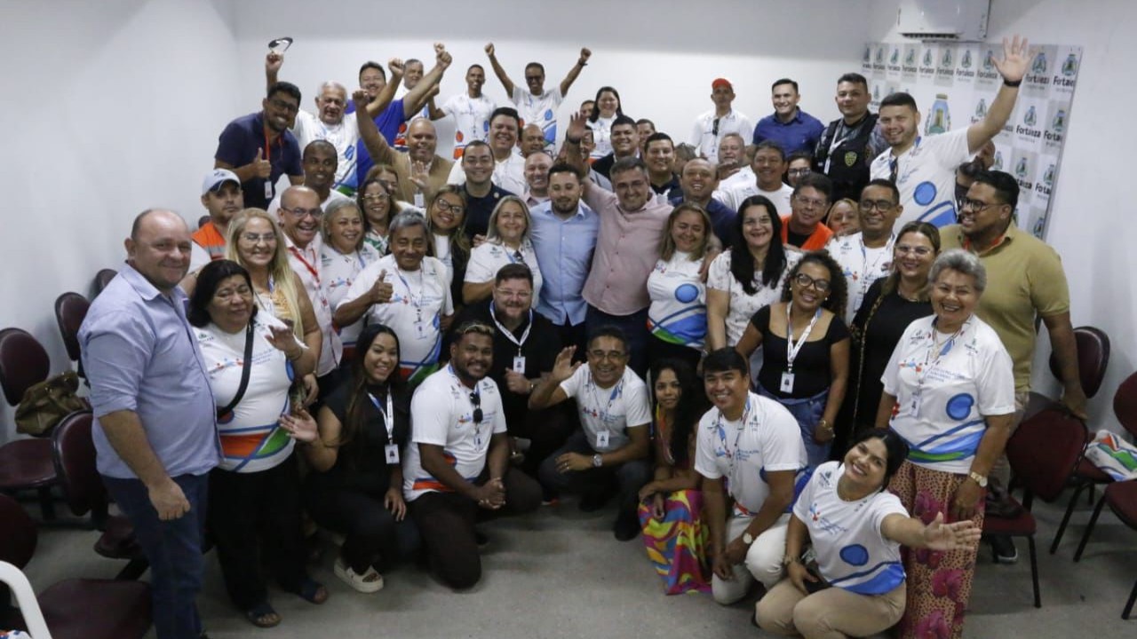 grupo de pessoas posa para a foto